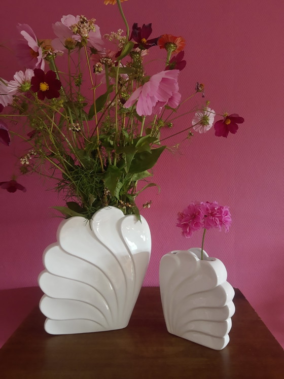 Conjunto Único de Jarrones Decorativos de Porcelana Blanca con Forma de Concha Mid-Century, Set Revival Art (photo 5 of 15)