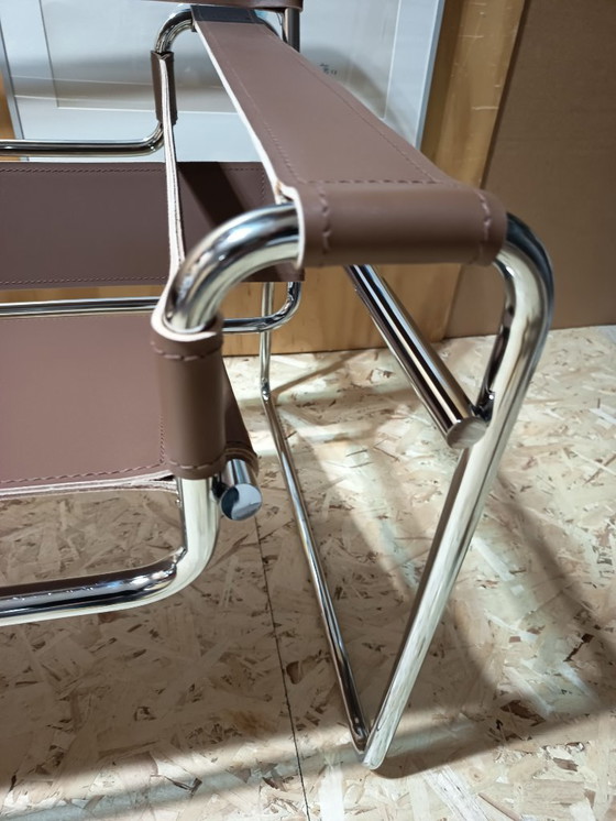Image 1 of Poltrone Knoll Wassily B3 2 nuove/usate in pelle color noce di Marcel Breuer € 4.400