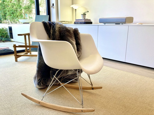 Sedia a dondolo Eames RAR