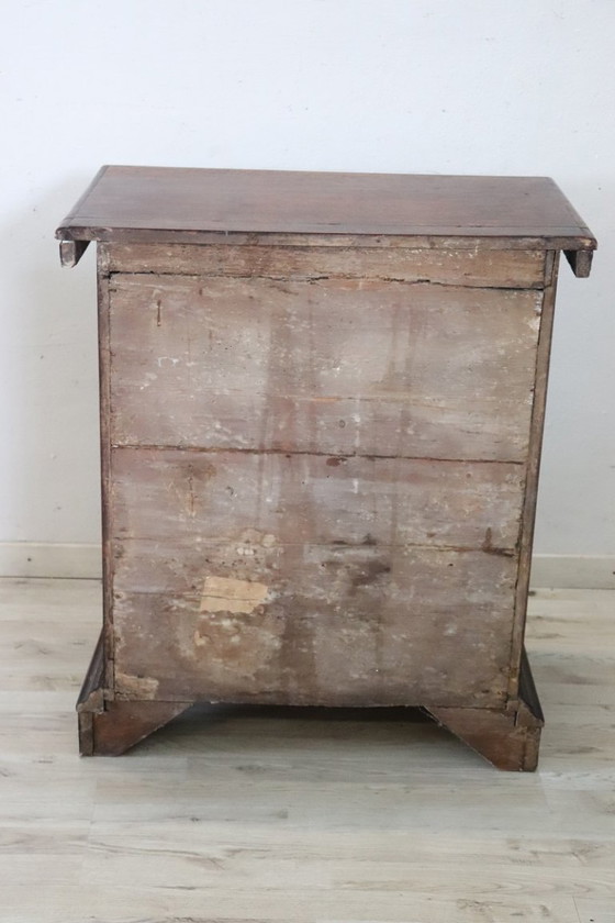 Image 1 of Table de nuit ancienne en noyer, Italie Toscane Début du 18ème siècle