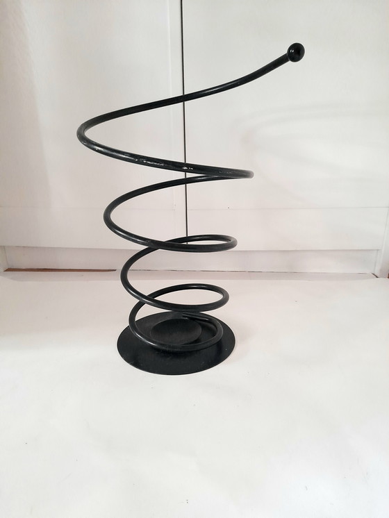 Image 1 of Paragüero de metal negro con diseño en espiral