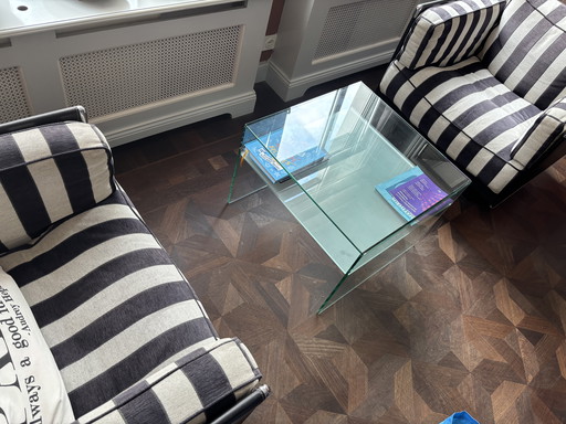 Deux fauteuils rayés noir et blanc de Poltrona Frau