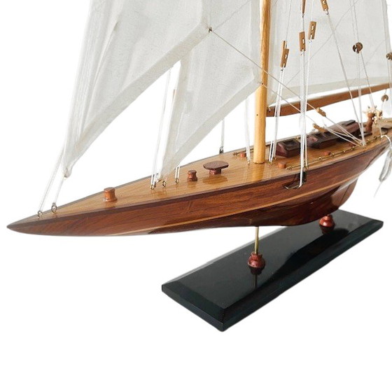 Image 1 of Maquette de voilier en bois Vintage Endeavour