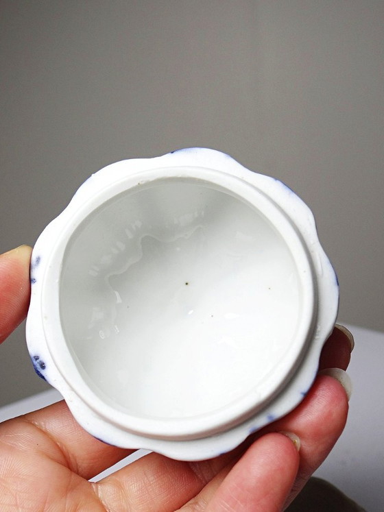 Image 1 of Pequeño joyero antiguo de porcelana china azul y blanca pintado a mano.