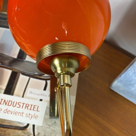 Paar Wandleuchten mit orangefarbenen Opalglaskugeln und goldfarbenem Metall (photo 4 of 8)