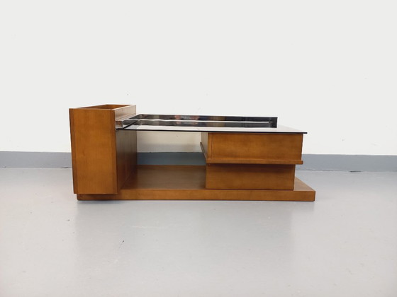 Image 1 of Vintage modernistische rechthoekige salontafel met houten nissen, chroom en rookglas uit de jaren 70.