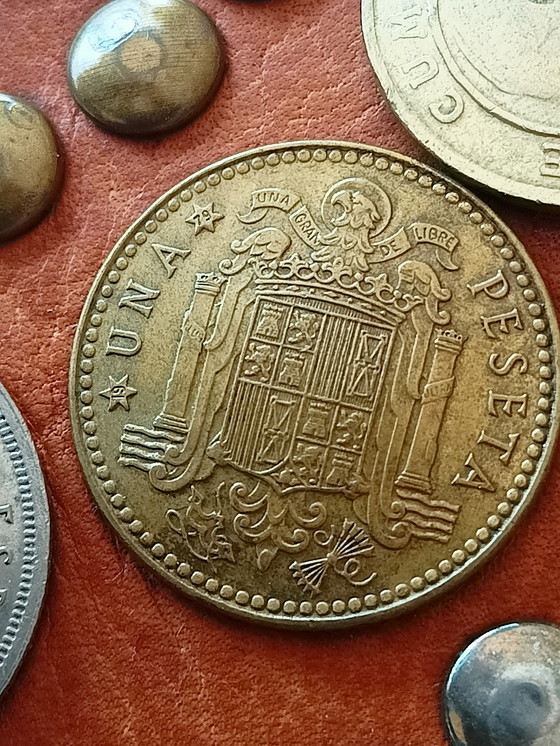 Image 1 of Borsa a tracolla in pelle vintage decorata con vecchie monete