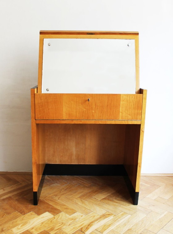 Image 1 of Coiffeuse moderniste des années 1950 avec miroir réglable caché