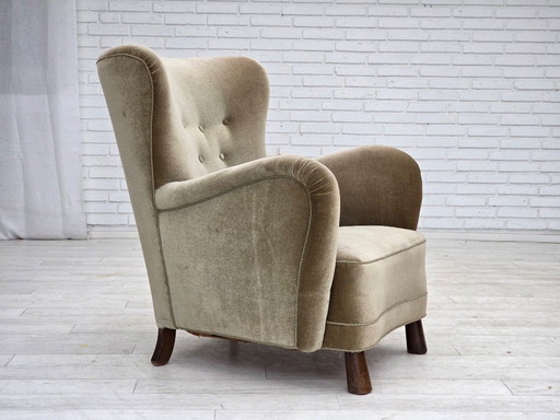 Poltrona danese, anni '60, rivestimento in velluto verde, gambe in legno di quercia.