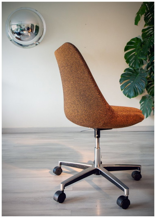 Chaise tulipe 70's, tissu lainé orangé et fonte d'aluminium