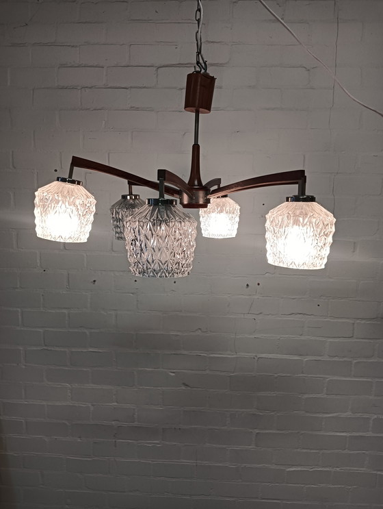 Image 1 of Lampe des années 1960, en teck et avec 6 magnifiques abat-jour en verre.