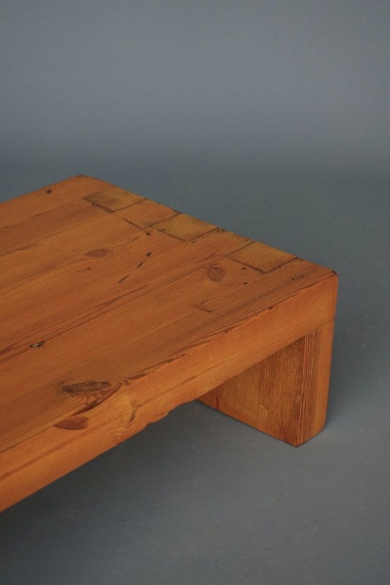 Image 1 of Table basse en pin, style Charlotte Perriand. France, années 1960.