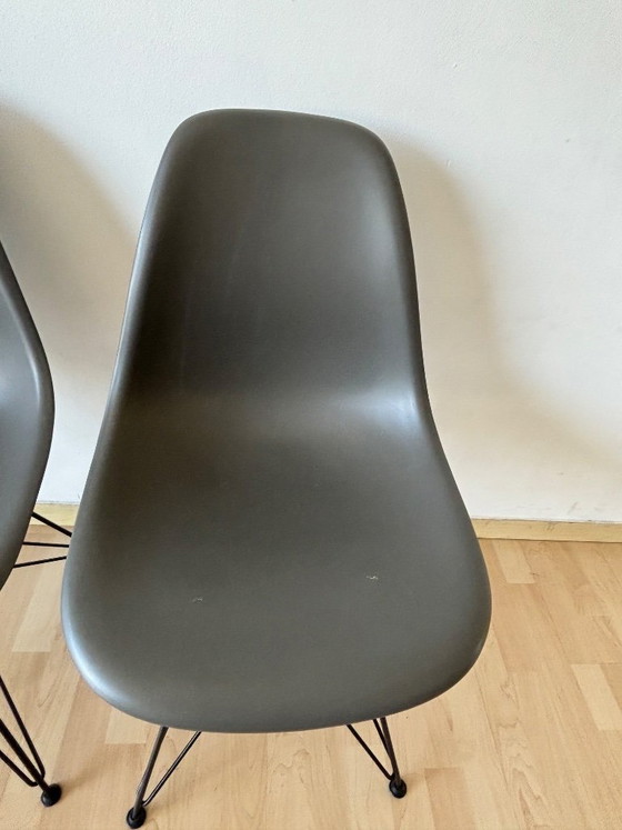 Image 1 of 2 chaises Eames en plastique DSR