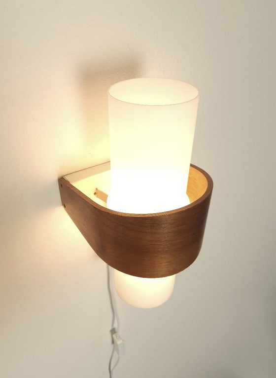 Image 1 of 1 van 2 Louis Kalff wandlampen, NX40 Philips wandlamp, matglazen mcm wandlamp