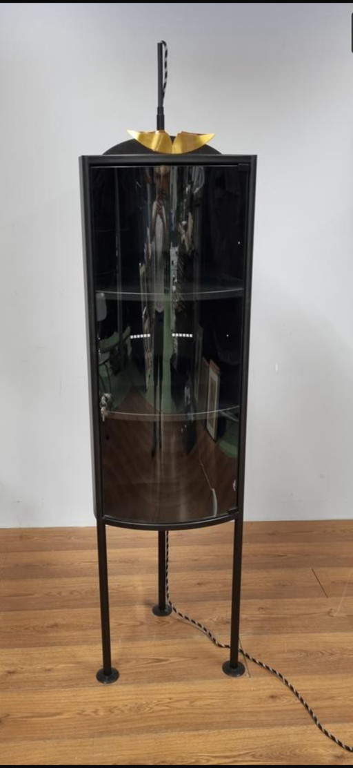 Mooie ovale vitrinekast