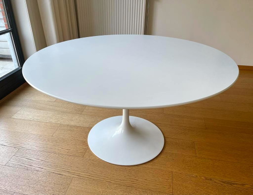 Tavolo Tulip Eero Saarinen di Knoll,