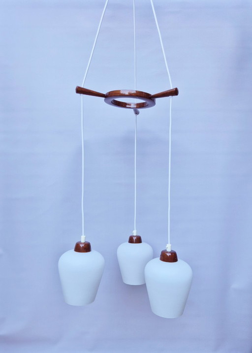 Lampadario vintage scandinavo - 3 lampadari - teak e vetro opalino - anni '50