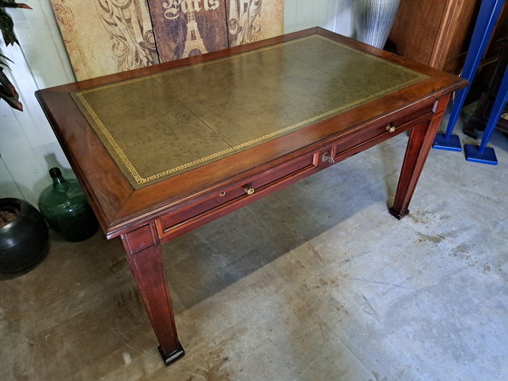 Image 1 of Escritorio antiguo con incrustaciones de cuero. Dimensiones: 150 x 95 cm y 80 cm de alto.