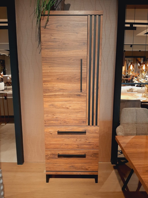 Mobile contenitore Gianta con struttura in legno e decorazioni in legno di sheesham.