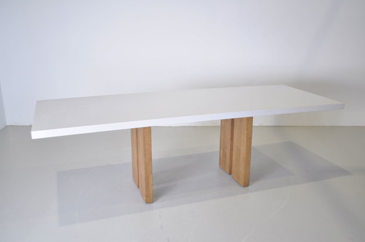 Mesa de comedor de diseño con base de madera