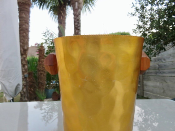 Image 1 of seau à glace en aluminium anodisé doré et texturé, poignées en teck, signé TL Paris, 1970