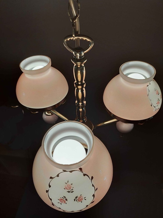 Image 1 of Lampadario vintage a 3 luci – Vetro opalino con motivo floreale e ottone