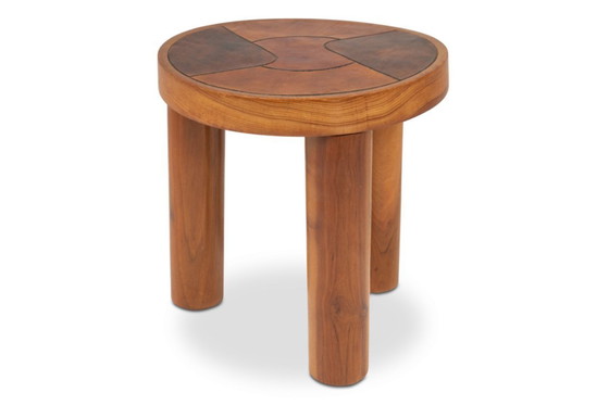 Image 1 of Krukjes en wandlamp van kersenhout en leer. Jaren 70.