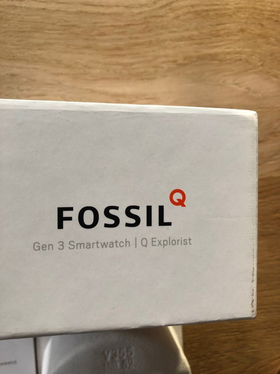Fossil Smartwatch – Gifts, Glass, Leather (photo 4 of 6)