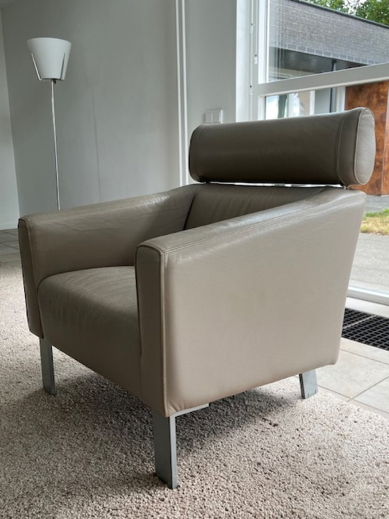 Leolux Patachou armchairs in liver-colored Scandinavia leather with legs in epoxy-lacquered aluminium (photo 4 of 7)