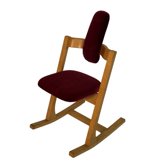 Image 1 of Peter Opsvik – Stokke – Pendel – Ergonomisch geformter Schaukelstuhl – Bezug aus rotem Samt und Holzgestell