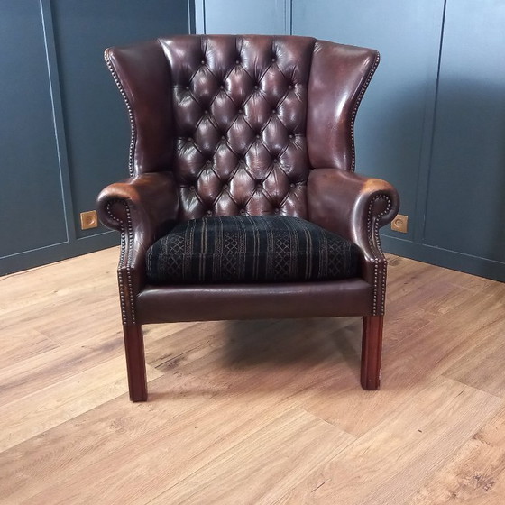 Image 1 of Steigern Sie Ihr Wohngefühl mit diesem beeindruckenden Set Chesterfield-Ohrensesseln aus Kuhfell!