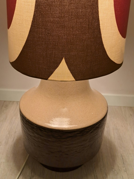 Image 1 of Vintage vloerlamp uit de jaren 70 – keramische voet en originele stoffen kap – mid-century/space age