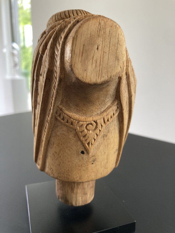 Image 1 of Statuetta in legno intagliato di corazza, altezza 17 cm