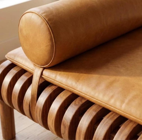 Image 1 of Lit de jour moderniste en cuir et noyer à lattes | Banc méridienne architectural à nervures