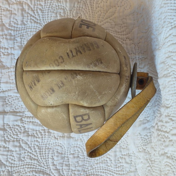 Ancienne Ballonde JAF en Cuir avec Lanière – Sport Vintage – Objets déco, Leather (photo 6 of 9)