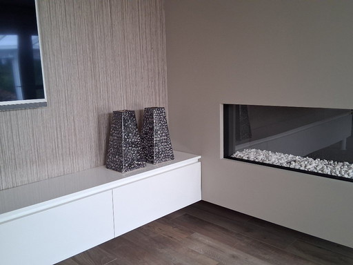 Coppia di vasi in ceramica decorati in bianco e nero, alti 38,5 cm, con lati trapezoidali. 