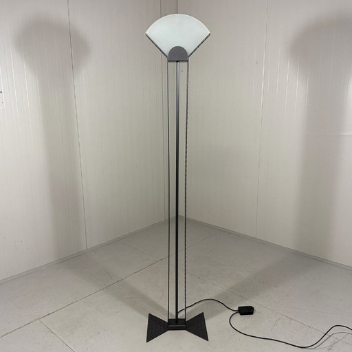 Lampadaire italien en acier laminé et en verre, datant des années 1980.