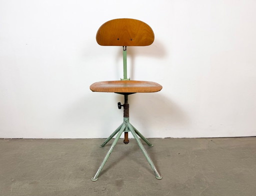 Chaise d'atelier industrielle verte, années 1950 – krukjes, Iron (photo 2 of 18)