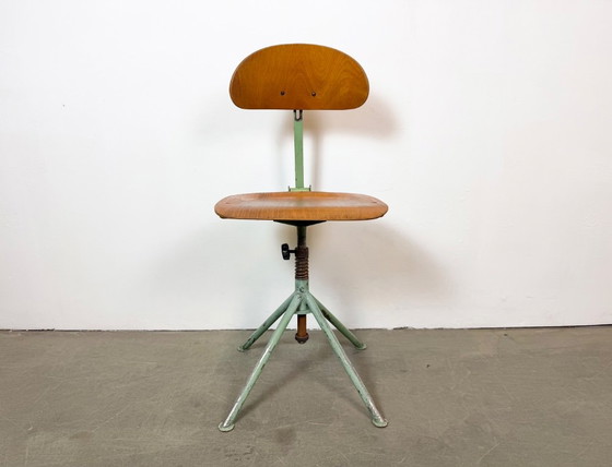 Chaise d'atelier industrielle verte, années 1950 – Tabourets, Iron (photo 2 of 18)