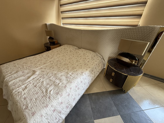 Image 1 of Luxe Hotel Chic Slaapkamer Set – Complete Set met Groot Hoofdbord, Spiegel en Nachtkastjes
