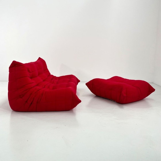 Image 1 of Divano a tre posti Togo rosso con pouf, disegnato da Michel Ducaroy per Ligne Roset, anni '70.