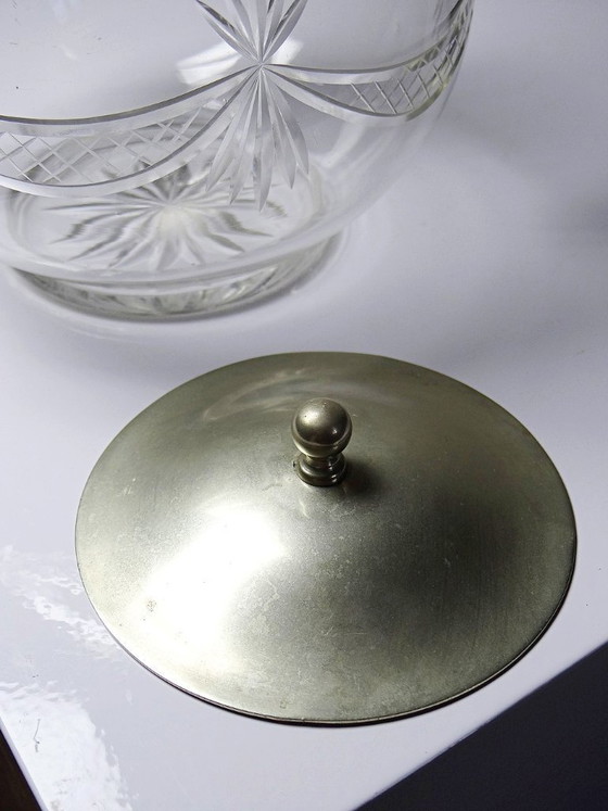 Image 1 of Vaso/bonbonniere antico boemo a forma di bolla in cristallo inciso e metallo argentato, 1920-1940.