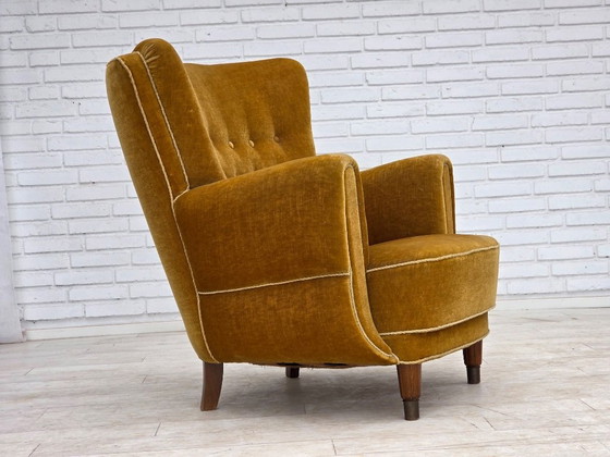 Image 1 of Fauteuil relax danois des années 1960, revêtement d'origine en velours jaune miel.
