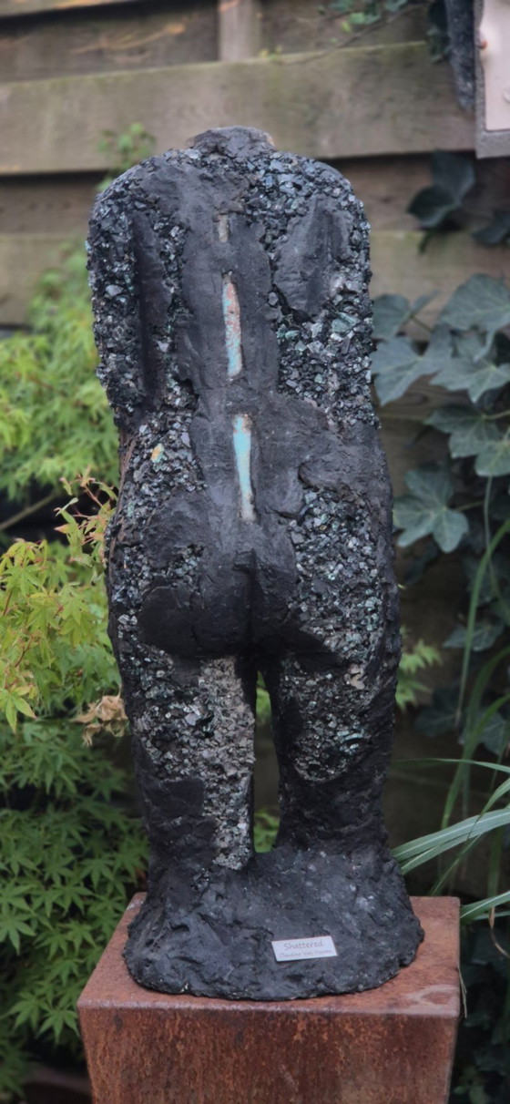 Shattered - sculpture of glass, cement and copper (photo 10 of 10)