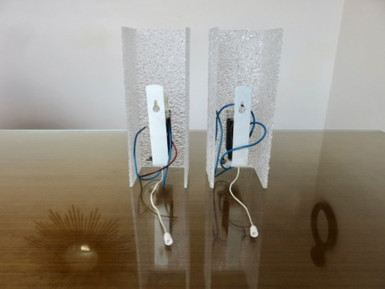Coppia di applique francesi in plexiglas e ottone dorato, con interruttore a cordicella, anni '60. (photo 10 of 10)