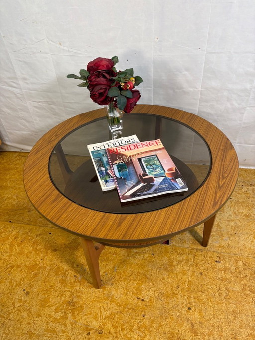 Mid Century Retro Vintage Round Coffee Table (Circa 1960–1970) A stylish and elegant mid century modern round coffee table dati