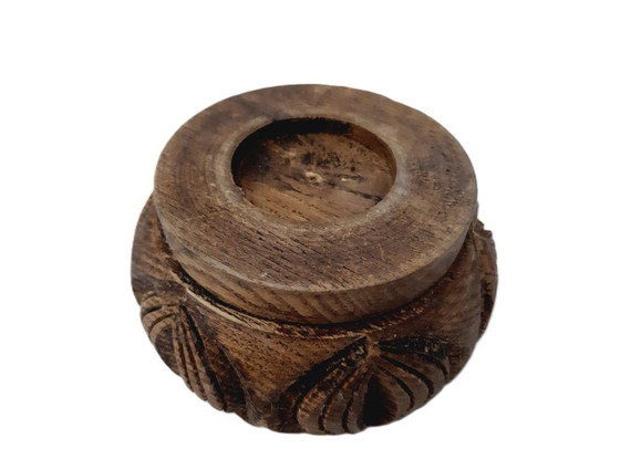 Image 1 of Petit bol primitif sculpté en bois