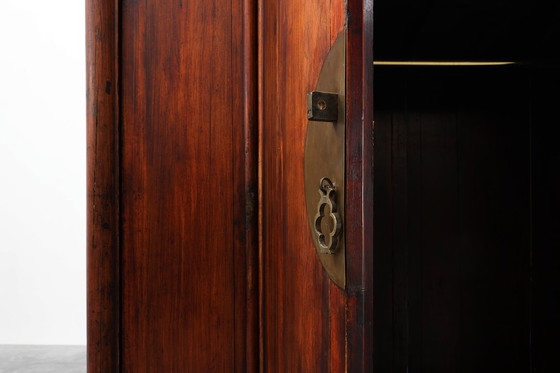 Image 1 of Großer chinesischer Hochzeits- oder Konusschrank aus Holz aus der Qing-Dynastie, 19. Jahrhundert