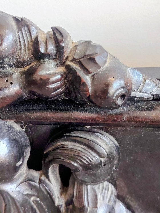 Image 1 of Panneau ancien en bois sculpté représentant un chérubin.