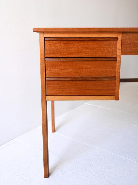 Image 1 of Bureau scandinave vintage en teck avec 7 tiroirs